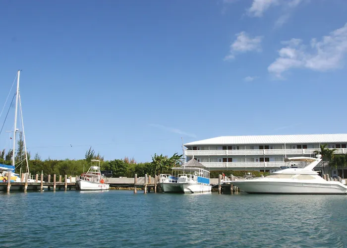 Hotels Close to Airport Flamingo Bay & Marina