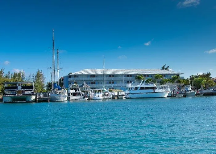 Hotels Close to Airport Flamingo Bay & Marina